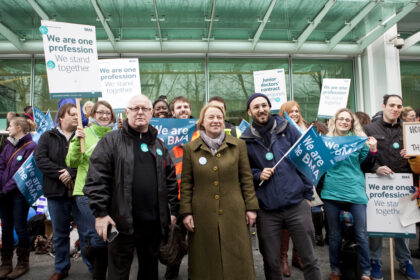 Illustration conceptuelle représentant la rencontre entre l’écologie politique française et le Green Party britannique, avec des références symboliques à Latour, Jonas et Gorz.