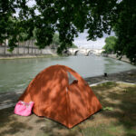 63 % des personnes pauvres vivent dans les grandes villes, où les inégalités se creusent. Les centres urbains deviennent le premier territoire de la précarité.