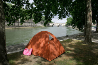 63 % des personnes pauvres vivent dans les grandes villes, où les inégalités se creusent. Les centres urbains deviennent le premier territoire de la précarité.