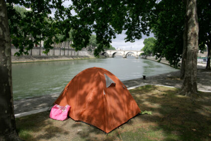 63 % des personnes pauvres vivent dans les grandes villes, où les inégalités se creusent. Les centres urbains deviennent le premier territoire de la précarité.