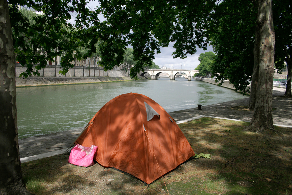 63 % des personnes pauvres vivent dans les grandes villes, où les inégalités se creusent. Les centres urbains deviennent le premier territoire de la précarité.