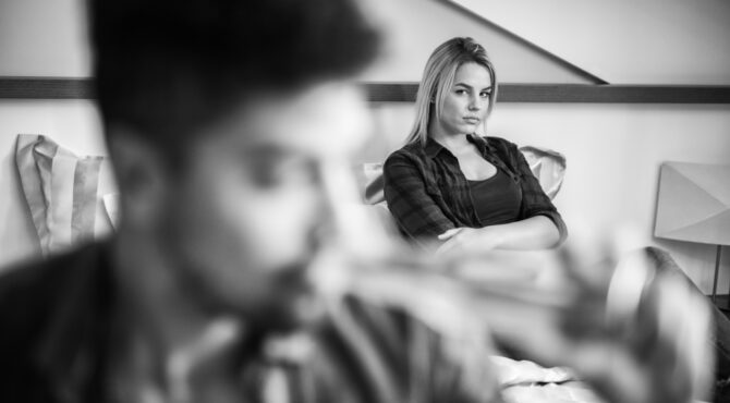 Couple à table, l’un dégustant un repas, l’autre optant pour un plat frugal, illustrant le Carême en couple, la sobriété alimentaire et la discipline spirituelle.