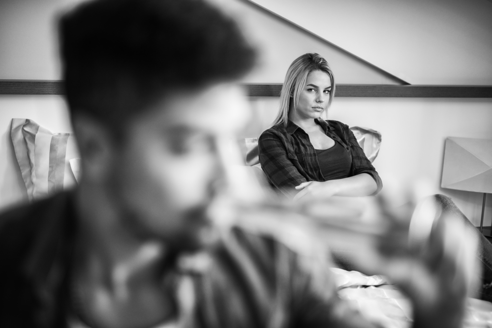 Couple à table, l’un dégustant un repas, l’autre optant pour un plat frugal, illustrant le Carême en couple, la sobriété alimentaire et la discipline spirituelle.