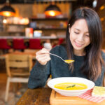 Bol de soupe chaude posé sur une table simple, symbolisant la sobriété du Carême, la frugalité chrétienne et la dimension spirituelle du repas.