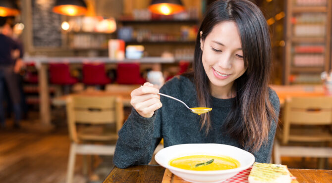 Bol de soupe chaude posé sur une table simple, symbolisant la sobriété du Carême, la frugalité chrétienne et la dimension spirituelle du repas.