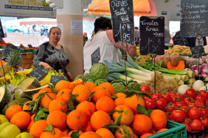 Photo de fruits et légumes en supermarché illustrant la hausse des prix et les marges de la grande distribution.