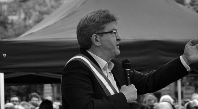 Analyse de la figure de Mélenchon entre imposture idéologique, radicalité politique et défense de la République dans un paysage démocratique en crise.