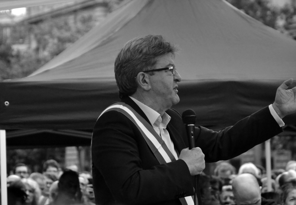 Analyse de la figure de Mélenchon entre imposture idéologique, radicalité politique et défense de la République dans un paysage démocratique en crise.