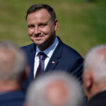 Portrait d’Andrzej Duda lors d’une intervention publique, illustrant son rôle à la Heritage Foundation et les enjeux de sécurité européenne.