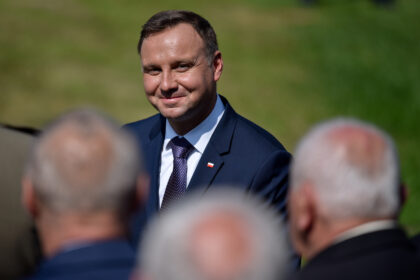 Portrait d’Andrzej Duda lors d’une intervention publique, illustrant son rôle à la Heritage Foundation et les enjeux de sécurité européenne.
