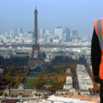 Vue nocturne de Paris avec la silhouette de bâtiments diplomatiques et des lumières urbaines, suggérant une atmosphère de surveillance, de discrétion et d’activités de renseignement.
