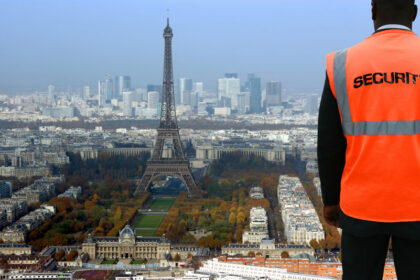 Vue nocturne de Paris avec la silhouette de bâtiments diplomatiques et des lumières urbaines, suggérant une atmosphère de surveillance, de discrétion et d’activités de renseignement.