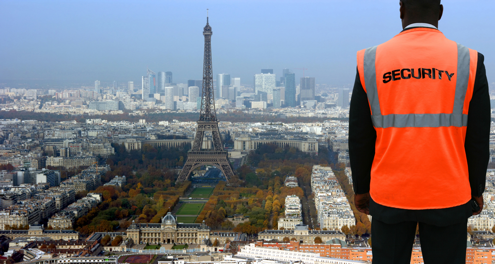 Vue nocturne de Paris avec la silhouette de bâtiments diplomatiques et des lumières urbaines, suggérant une atmosphère de surveillance, de discrétion et d’activités de renseignement.