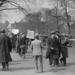 Composition symbolique représentant la recomposition du champ politique français : un Parti socialiste en équilibre instable entre identité réformiste et pression mélenchoniste, sur fond de Front républicain en formation. L’image suggère la polarisation croissante du paysage politique, la fragmentation de la gauche et les lignes de fracture idéologiques qui traversent la société française.