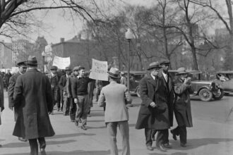 Composition symbolique représentant la recomposition du champ politique français : un Parti socialiste en équilibre instable entre identité réformiste et pression mélenchoniste, sur fond de Front républicain en formation. L’image suggère la polarisation croissante du paysage politique, la fragmentation de la gauche et les lignes de fracture idéologiques qui traversent la société française.