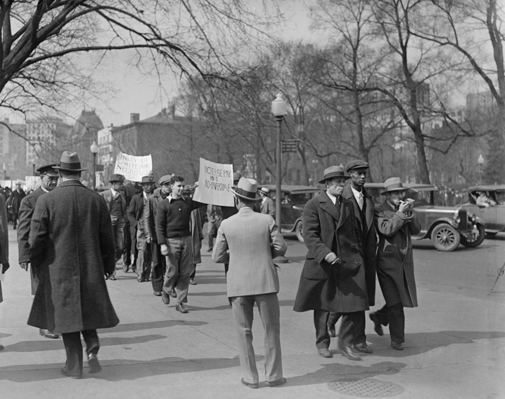 Composition symbolique représentant la recomposition du champ politique français : un Parti socialiste en équilibre instable entre identité réformiste et pression mélenchoniste, sur fond de Front républicain en formation. L’image suggère la polarisation croissante du paysage politique, la fragmentation de la gauche et les lignes de fracture idéologiques qui traversent la société française.