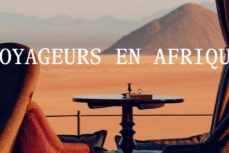 Voyageur contemplant un paysage lointain, symbole d’un voyage sur mesure haut de gamme et personnalisé.