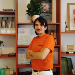 Maxime Delavallée photographié en lumière naturelle, regard déterminé, incarnant l’innovation durable et la transformation de la mode circulaire.