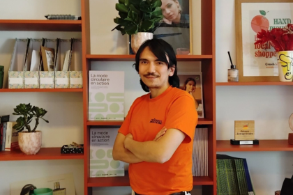 Maxime Delavallée photographié en lumière naturelle, regard déterminé, incarnant l’innovation durable et la transformation de la mode circulaire.