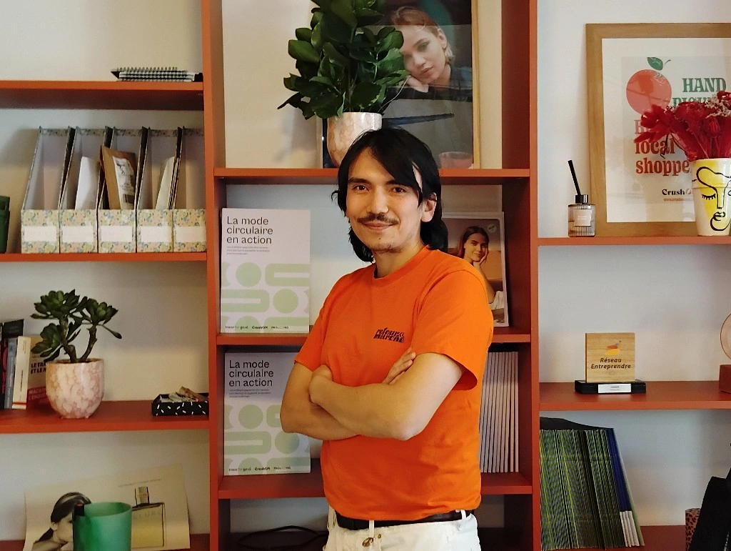 Maxime Delavallée photographié en lumière naturelle, regard déterminé, incarnant l’innovation durable et la transformation de la mode circulaire.