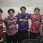 Photo de supporters réunis autour d’un écran diffusant un match de J‑League, partageant repas et analyses dans une ambiance conviviale.