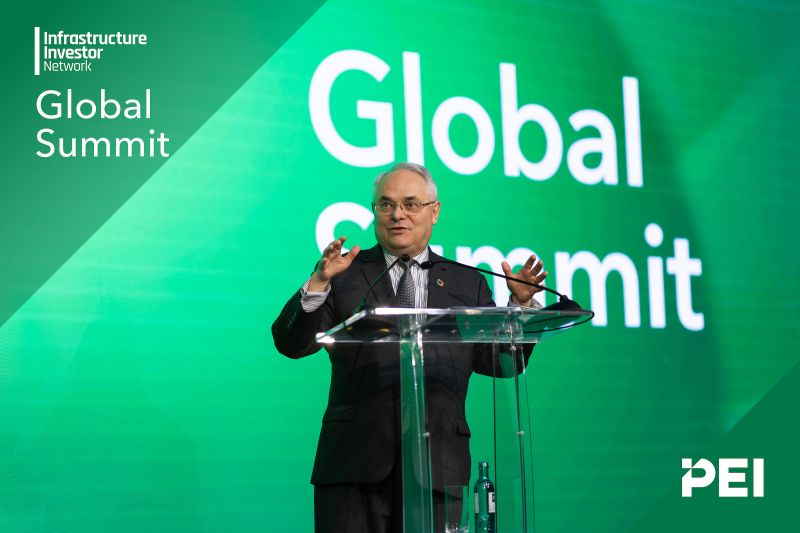 Mark Moseley intervenant à Berlin lors du Sommet mondial des investisseurs en infrastructures, devant un public international de décideurs financiers.