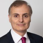 Illustration symbolisant la fragilisation des libertés fondamentales en France et en Europe, entre enjeux démocratiques, sécuritaires et numériques.