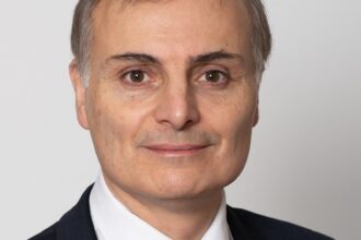 Illustration symbolisant la fragilisation des libertés fondamentales en France et en Europe, entre enjeux démocratiques, sécuritaires et numériques.