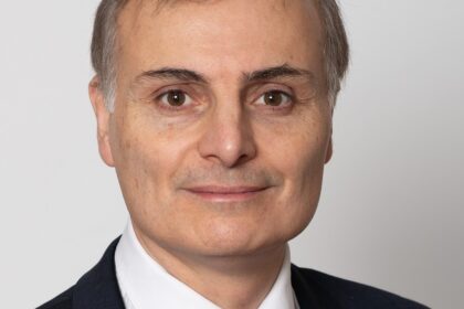 Illustration symbolisant la fragilisation des libertés fondamentales en France et en Europe, entre enjeux démocratiques, sécuritaires et numériques.