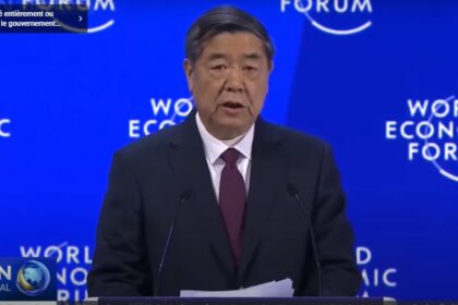 Portrait de He Lifeng, vice‑premier ministre chinois, lors d’une réunion économique internationale, illustrant son rôle central dans la stratégie économique et géopolitique de la Chine.