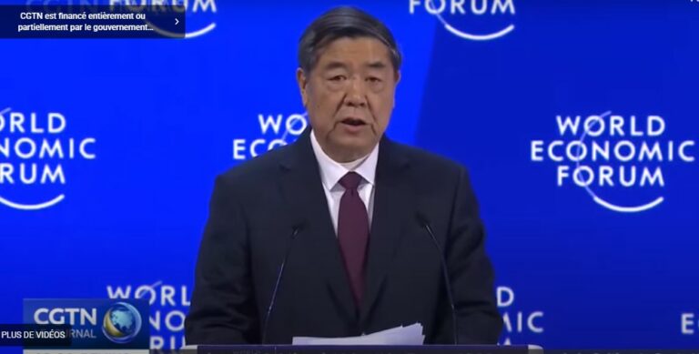 Portrait de He Lifeng, vice‑premier ministre chinois, lors d’une réunion économique internationale, illustrant son rôle central dans la stratégie économique et géopolitique de la Chine.