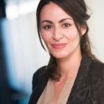 Portrait professionnel de Houda Ennebati, nouvelle responsable pays de Vanguard France, photographiée dans un cadre corporate.