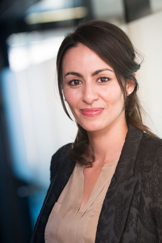 Portrait professionnel de Houda Ennebati, nouvelle responsable pays de Vanguard France, photographiée dans un cadre corporate.