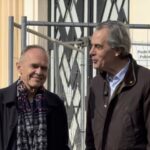 Portrait du général Bruno Clément-Bollée en tenue civile, devant un bâtiment emblématique de Bordeaux, symbolisant la transition entre carrière militaire et engagement citoyen aux côtés de Philippe Dessertine.