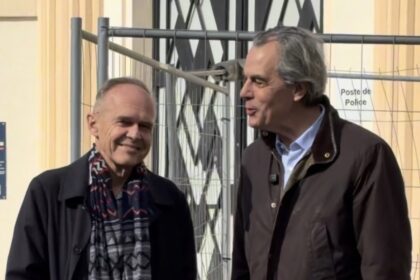 Portrait du général Bruno Clément-Bollée en tenue civile, devant un bâtiment emblématique de Bordeaux, symbolisant la transition entre carrière militaire et engagement citoyen aux côtés de Philippe Dessertine.