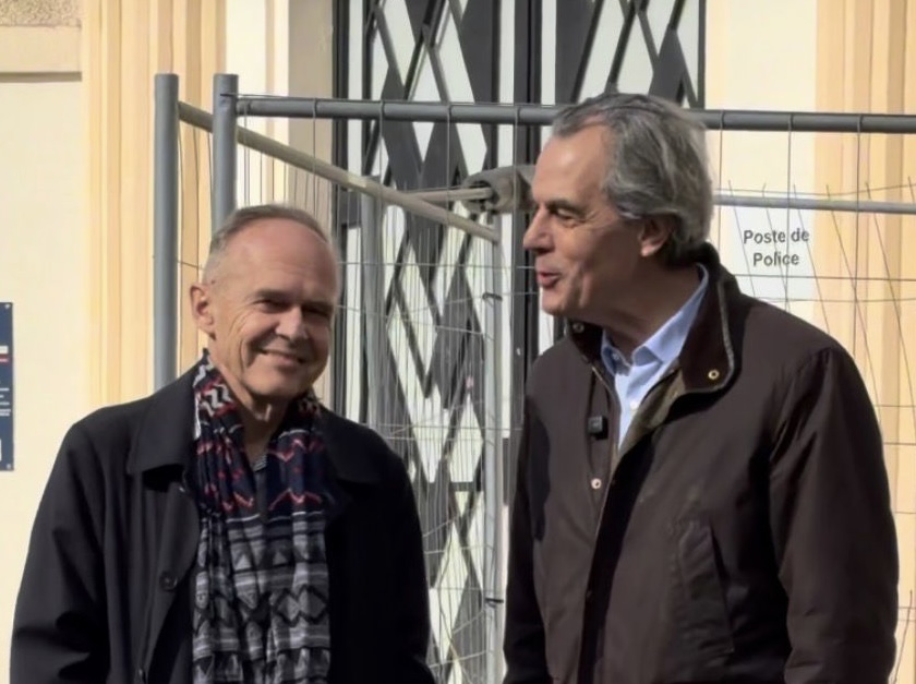 Portrait du général Bruno Clément-Bollée en tenue civile, devant un bâtiment emblématique de Bordeaux, symbolisant la transition entre carrière militaire et engagement citoyen aux côtés de Philippe Dessertine.