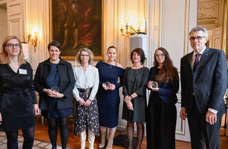 Marc Guillaume, préfet de la région Île‑de‑France, remet les prix « Femmes d’exception 2026 » et visite un centre d’hébergement pour femmes victimes de violences.