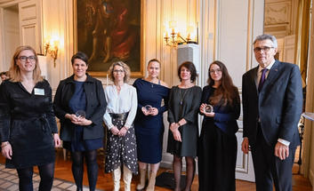 Marc Guillaume, préfet de la région Île‑de‑France, remet les prix « Femmes d’exception 2026 » et visite un centre d’hébergement pour femmes victimes de violences.