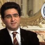 Portrait de Nicolas Firzli, figure majeure de la finance mondiale et de la géoéconomie, dont l’analyse stratégique influence gouvernance, fonds de pension et investissements.