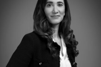 Portrait professionnel de Sarah Herly, nouvelle Directrice Relations Investisseurs chez Keensight Capital, avec un décor corporate évoquant la finance européenne.