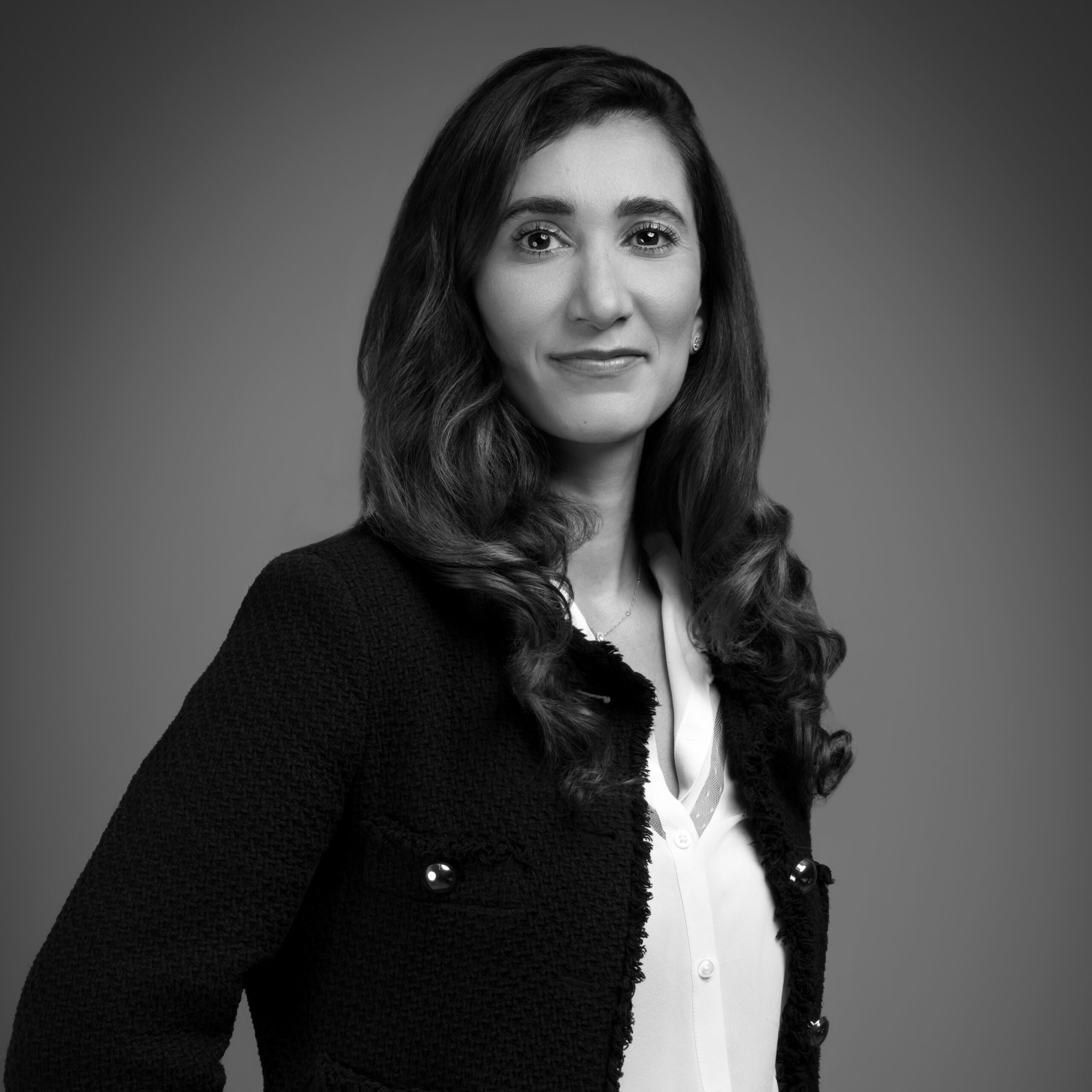 Portrait professionnel de Sarah Herly, nouvelle Directrice Relations Investisseurs chez Keensight Capital, avec un décor corporate évoquant la finance européenne.