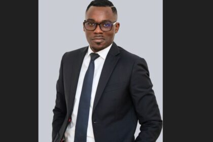 Portrait de Deve Mabougou, acteur local engagé à Poissy, illustrant son rôle croissant dans la vie citoyenne de la ville.