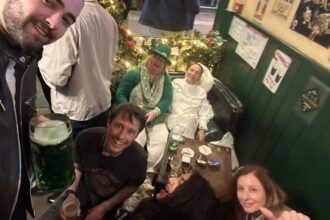 Un groupe d’amis réuni dans l’ambiance chaleureuse d’un pub parisien pour célébrer la Saint‑Patrick, entre éclats de rire, pintes levées et esprit irlandais retrouvé.