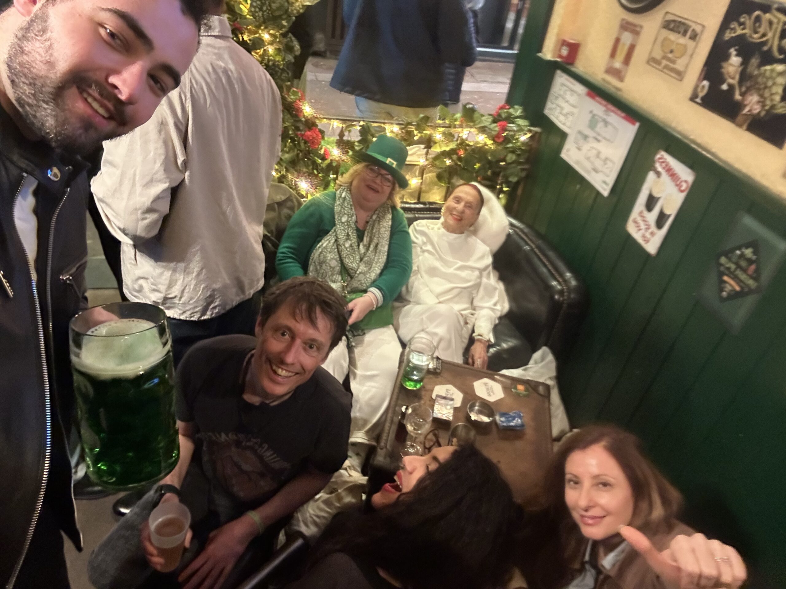 Un groupe d’amis réuni dans l’ambiance chaleureuse d’un pub parisien pour célébrer la Saint‑Patrick, entre éclats de rire, pintes levées et esprit irlandais retrouvé.