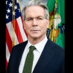 Scott Bessent, descendant d’un véhicule officiel à Paris, accueilli devant un bâtiment gouvernemental avant sa rencontre avec le vice‑premier ministre chinois He Lifeng.