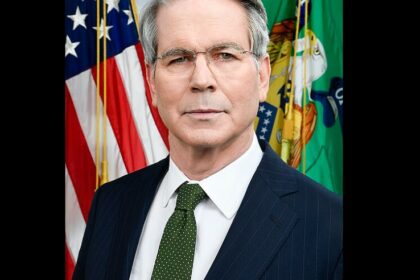 Scott Bessent, descendant d’un véhicule officiel à Paris, accueilli devant un bâtiment gouvernemental avant sa rencontre avec le vice‑premier ministre chinois He Lifeng.