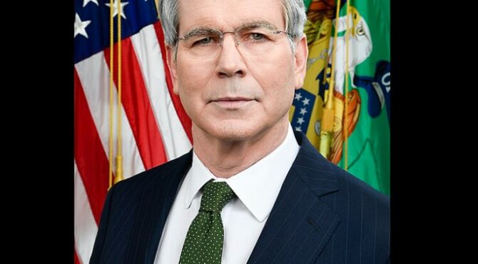 Scott Bessent, descendant d’un véhicule officiel à Paris, accueilli devant un bâtiment gouvernemental avant sa rencontre avec le vice‑premier ministre chinois He Lifeng.