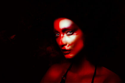 Illustration de l’inquiétude sociale au Gabon face aux crimes rituels et à leur amplification par les réseaux sociaux.