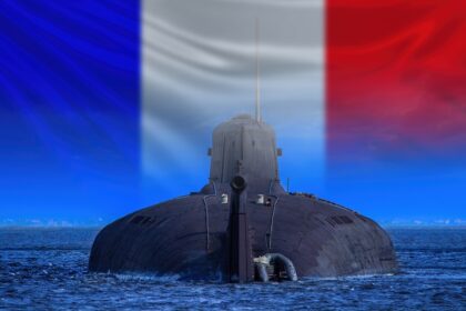 Carte de l’Europe avec un symbole nucléaire sur la France, illustrant le rôle potentiel de la dissuasion française dans la protection du continent face aux menaces.