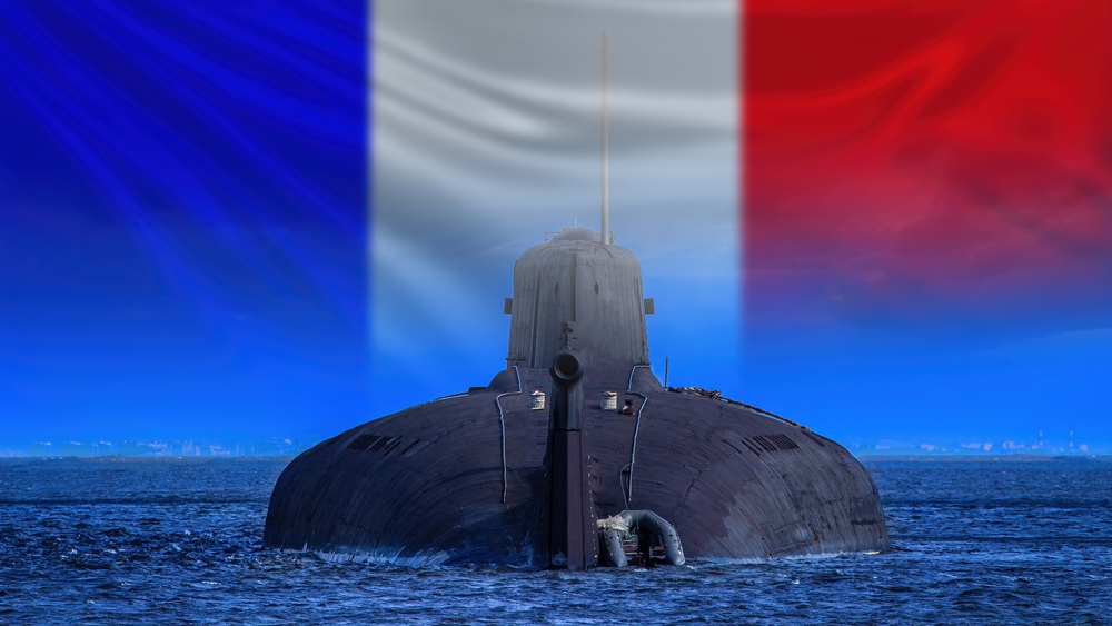 Carte de l’Europe avec un symbole nucléaire sur la France, illustrant le rôle potentiel de la dissuasion française dans la protection du continent face aux menaces.